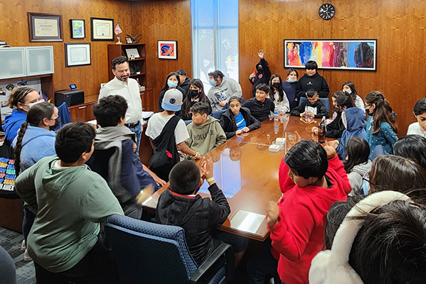 Los Cerritos Elentary students in the President's Office