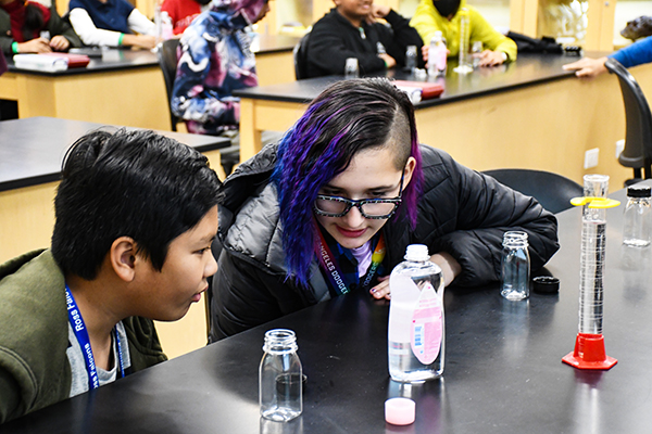 Middle school students in Earth Sciences lab