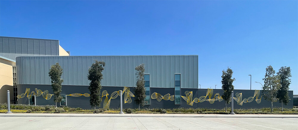 An oscillating silver and gold sculptural line