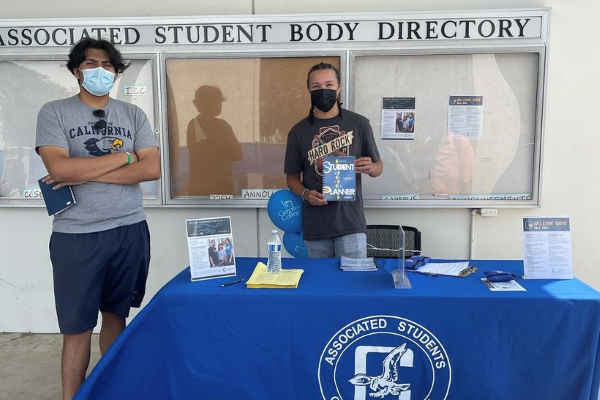 Students at welcome day table