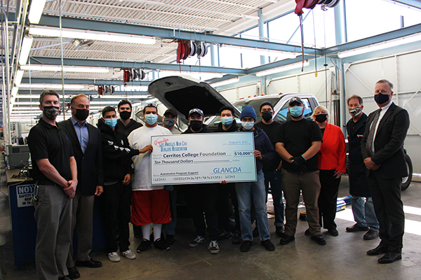 Bob Smith with auto students and College/Foundation representatives