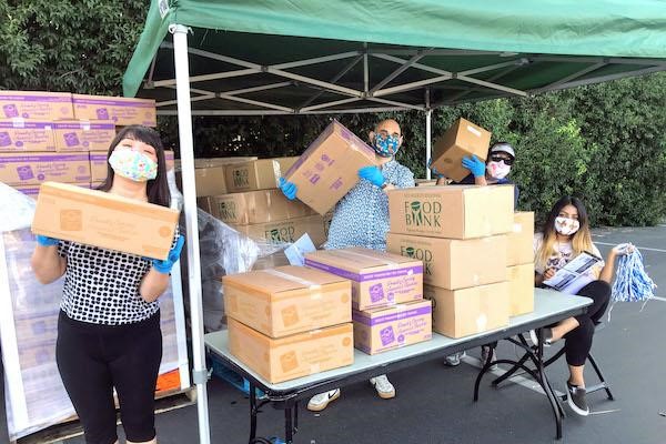 Food distribution volunteers