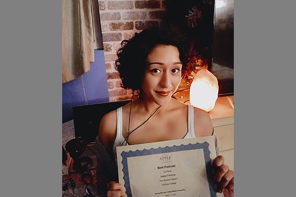 Joelee Francos with the award