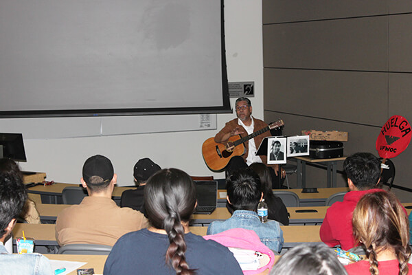 Roberto Alcaraz presenting to students