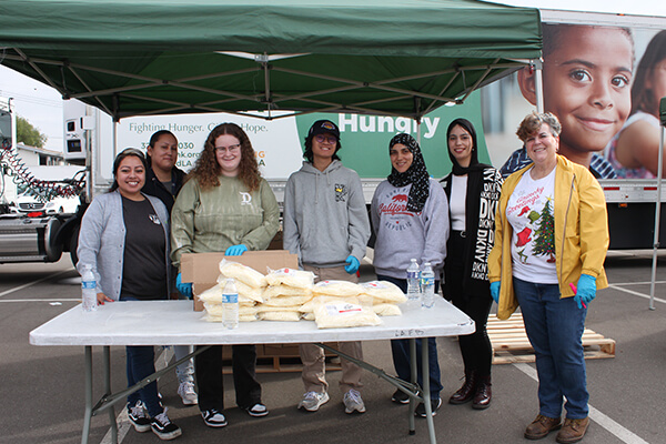 Food distribution volunteers