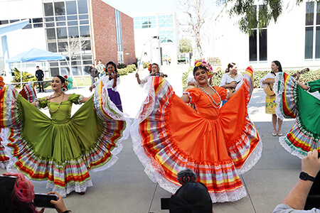 Las Cilibri and Folklorico Revolucion