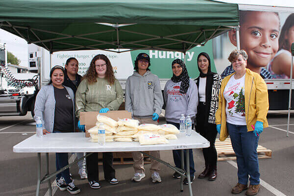 Food distribution volunteers