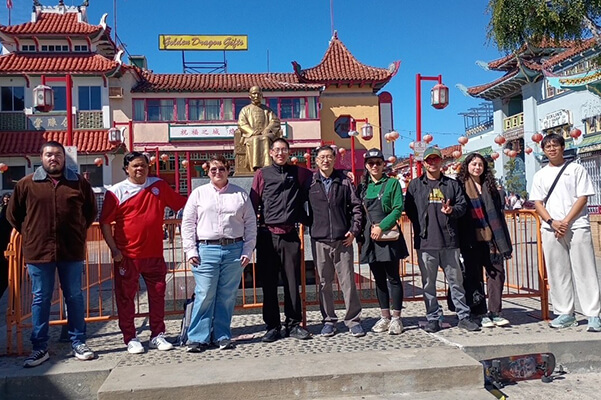 Chinese program students in Chinatown