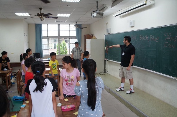 Students teaching in Taiwan
